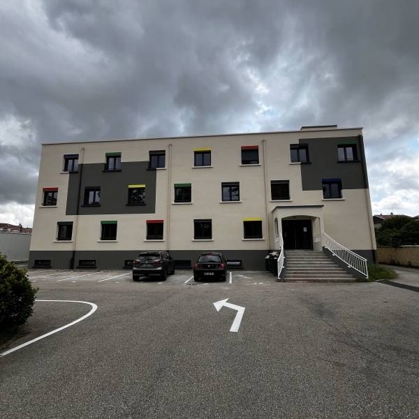 Spécialiste de travaux de réhabilitation d'un hôtel en 35 logements étudiants à Pierre-Bénite près de Lyon : comment transformer un établissement hôtelier en résidence étudiante ?