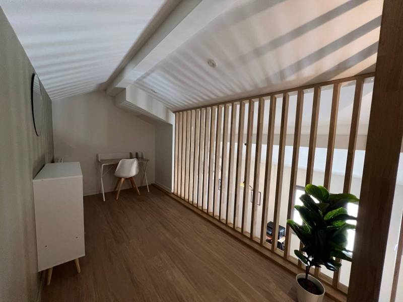 Mezzanine avec claustra créée lors d'un réhabilitation de logements collectifs à Lyon 7